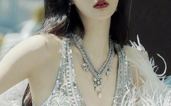 奶头被客人玩的又红又肿